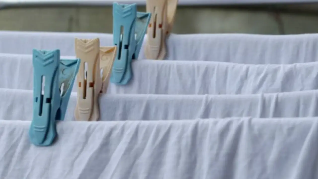 Odia stirare le lenzuola? Ecco il trucco per stenderle e averle perfette senza fatica