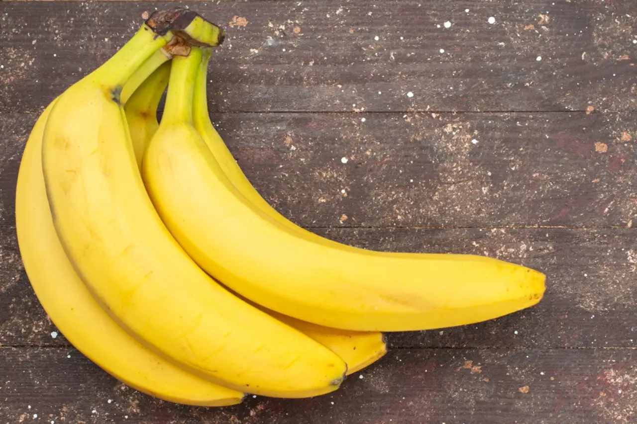 Mangi banane per l’acidità di stomaco? Ecco la verità se aiutano davvero o peggiorano