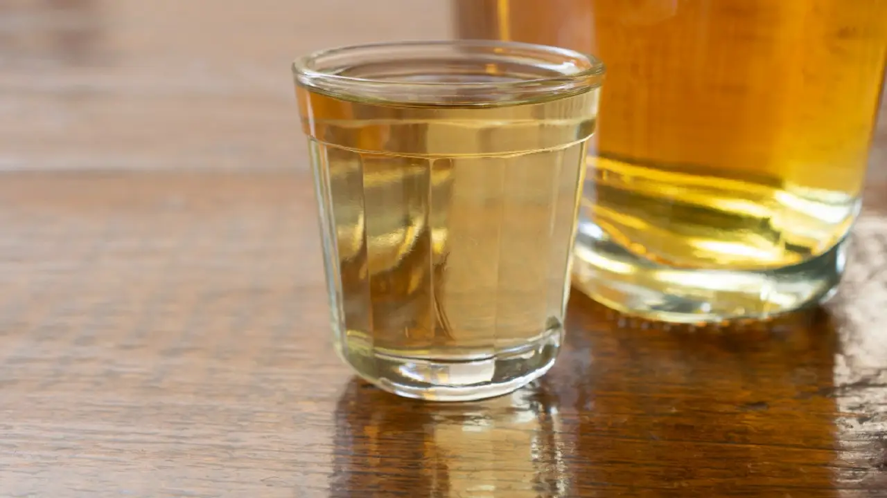 Usi l’alcol denaturato per pulire casa? Ecco cosa contiene davvero e se è pericoloso