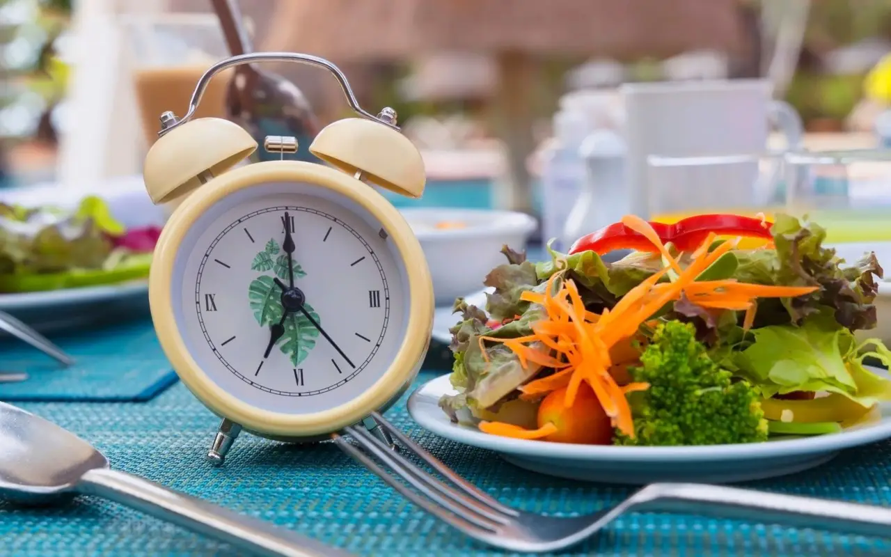 Fai il digiuno intermittente ogni giorno? Ecco cosa succede davvero al tuo corpo dopo un mese